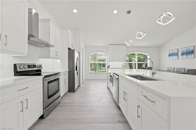 2050 Terrazzo LN, Naples, FL 34104