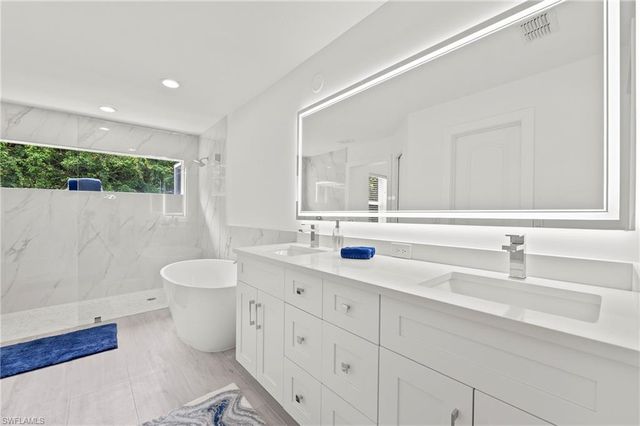 2050 Terrazzo LN, Naples, FL 34104