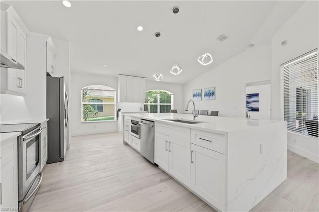 2050 Terrazzo LN, Naples, FL 34104