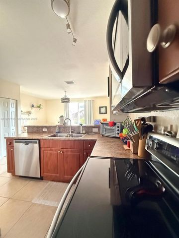 9207 SW 227th St 3, Cutler Bay, FL 33190