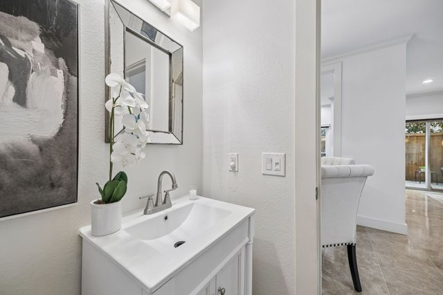 4242 Travis Street 111, Dallas, TX 75205