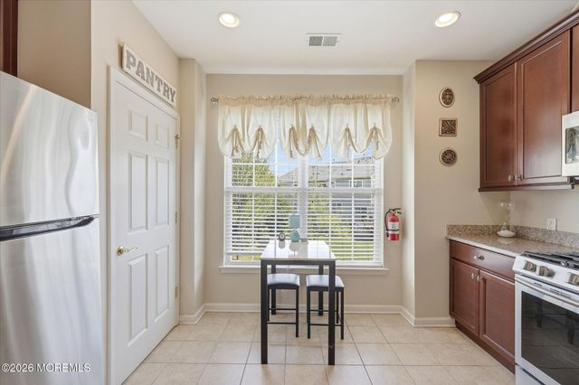 140 Melanie Way 1910, Manahawkin, NJ 08050