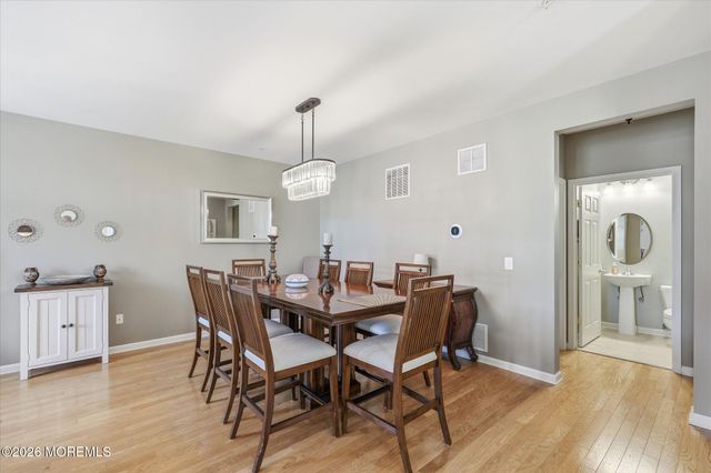 140 Melanie Way 1910, Manahawkin, NJ 08050