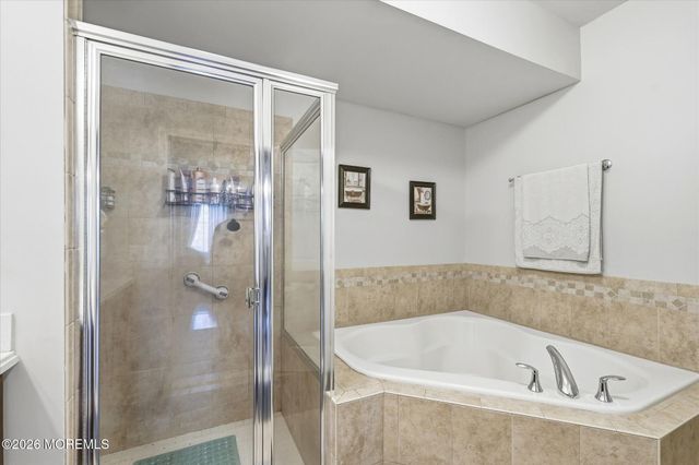 140 Melanie Way 1910, Manahawkin, NJ 08050