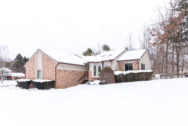 8984 S Christine Drive, Brighton, MI 48114