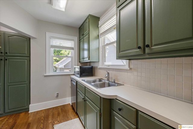 907 S 41st Street, Omaha, NE 68105