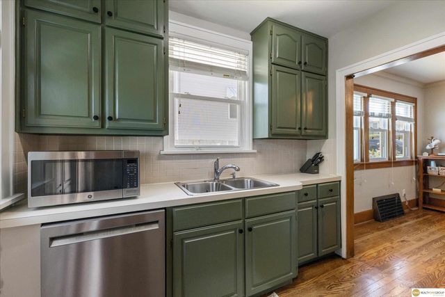 907 S 41st Street, Omaha, NE 68105