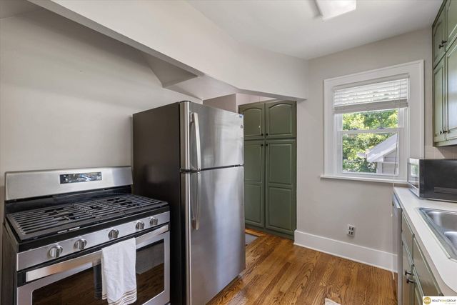 907 S 41st Street, Omaha, NE 68105