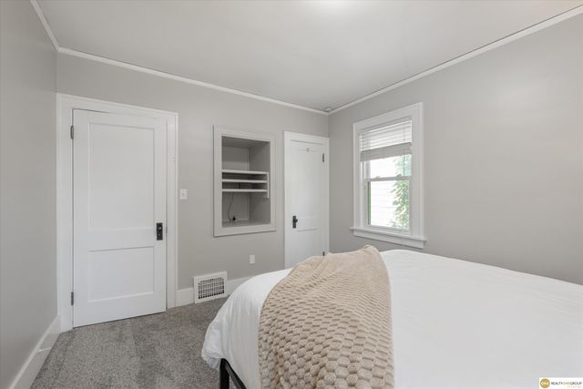 907 S 41st Street, Omaha, NE 68105