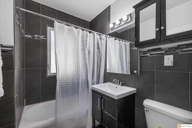 907 S 41st Street, Omaha, NE 68105