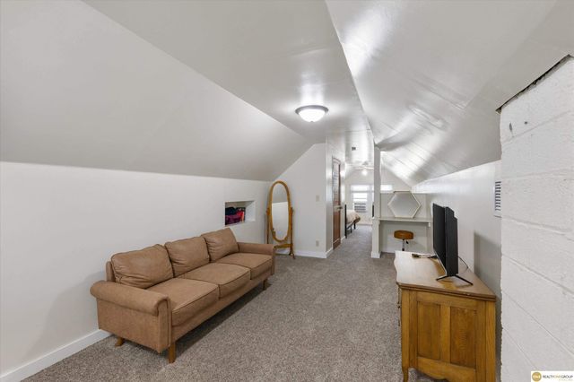 907 S 41st Street, Omaha, NE 68105