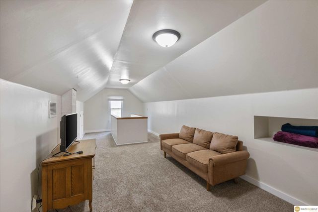 907 S 41st Street, Omaha, NE 68105