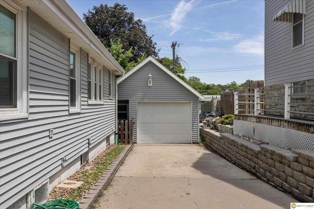 907 S 41st Street, Omaha, NE 68105