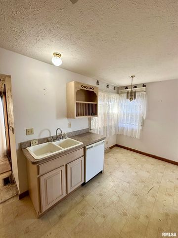 855 W Superior Avenue, Jacksonville, IL 62650