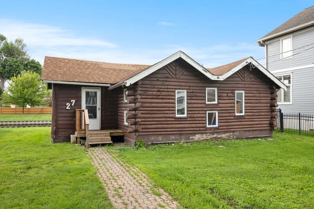 27 Atwater Parkway, Fox Lake, IL 60020
