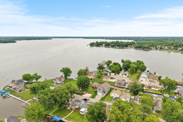27 Atwater Parkway, Fox Lake, IL 60020