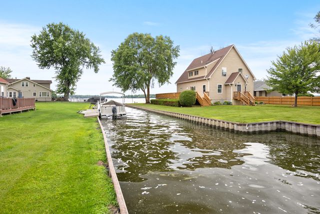 27 Atwater Parkway, Fox Lake, IL 60020