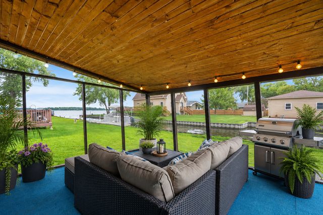 27 Atwater Parkway, Fox Lake, IL 60020