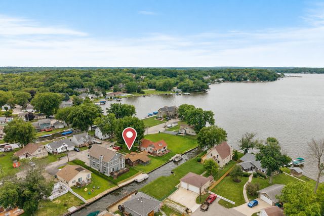27 Atwater Parkway, Fox Lake, IL 60020