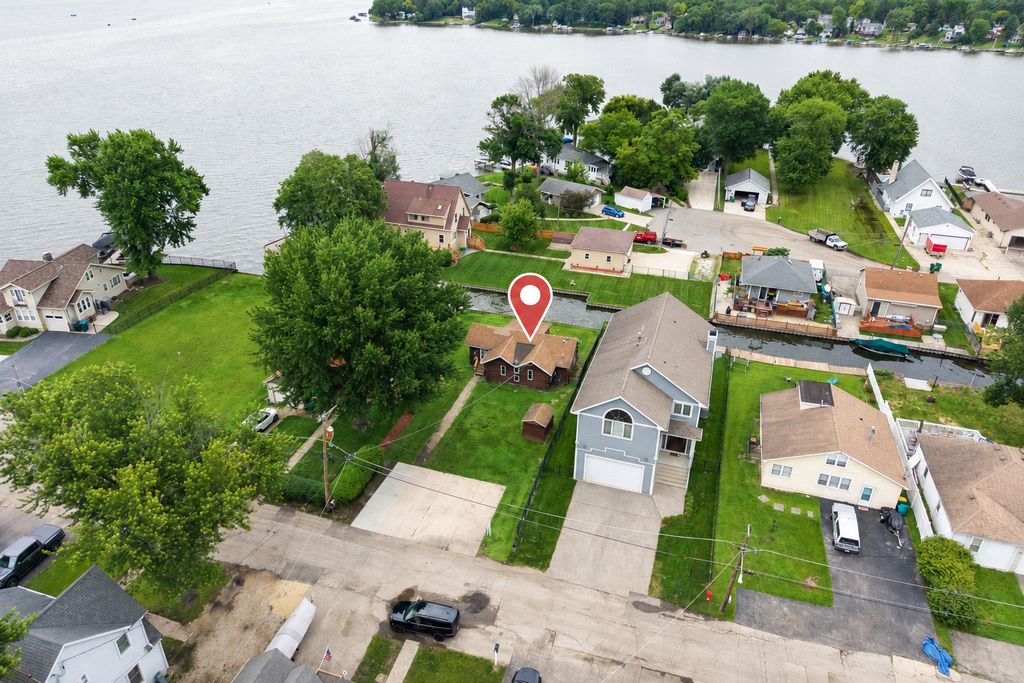 27 Atwater Parkway, Fox Lake, IL 60020