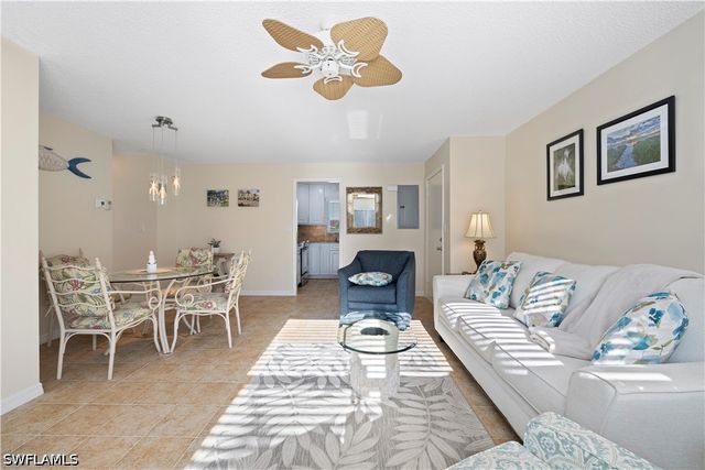 578 Broad AVE S 578, Naples, FL 34102