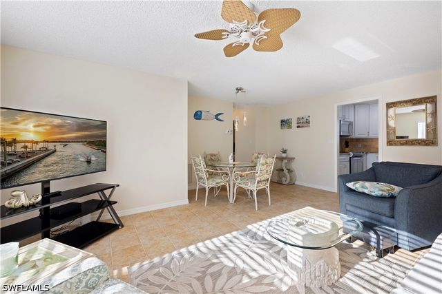 578 Broad AVE S 578, Naples, FL 34102