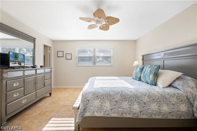 578 Broad AVE S 578, Naples, FL 34102