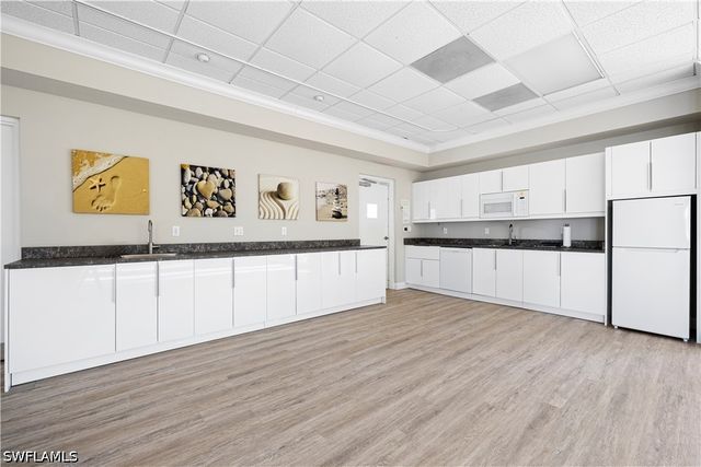 578 Broad AVE S 578, Naples, FL 34102