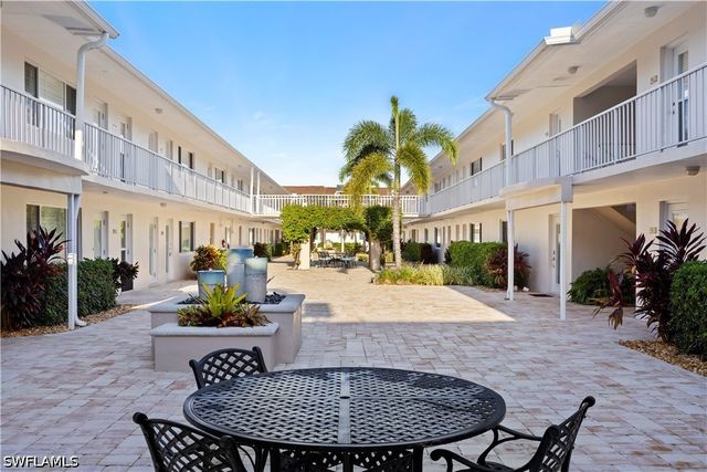 578 Broad AVE S 578, Naples, FL 34102