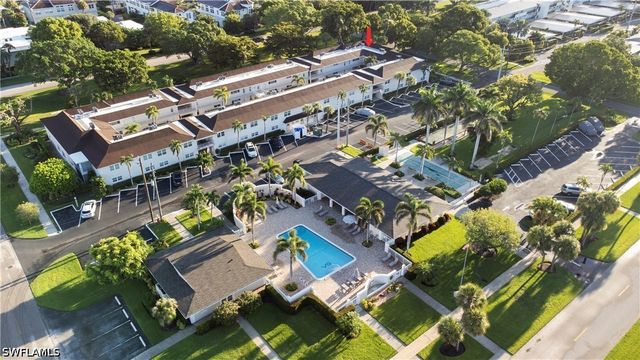 578 Broad AVE S 578, Naples, FL 34102