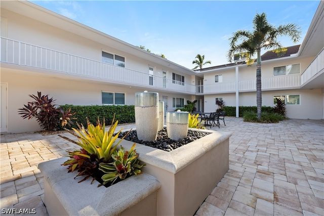 578 Broad AVE S 578, Naples, FL 34102