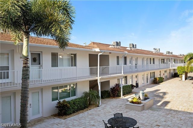 578 Broad AVE S 578, Naples, FL 34102