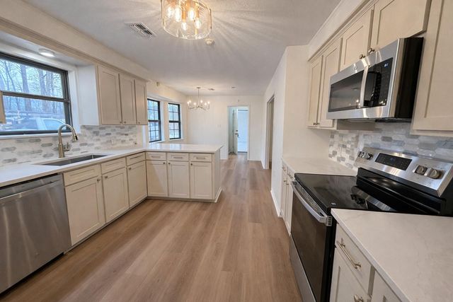 3002 Raphael Dr., Hattiesburg, MS 39402