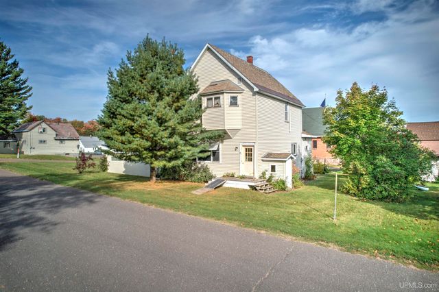 46 Stanton Avenue, South Range, MI 49963