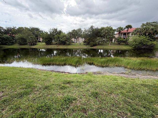212 Lake Susan Lane, West Palm Beach, FL 33411