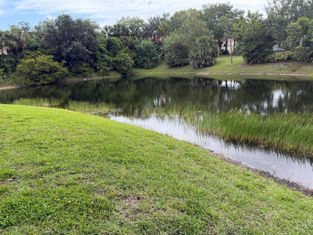 212 Lake Susan Lane, West Palm Beach, FL 33411