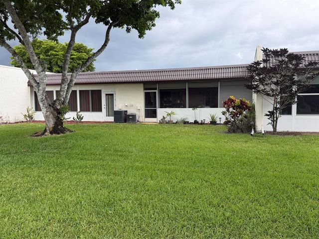 212 Lake Susan Lane, West Palm Beach, FL 33411