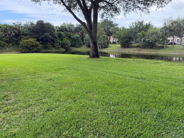 212 Lake Susan Lane, West Palm Beach, FL 33411