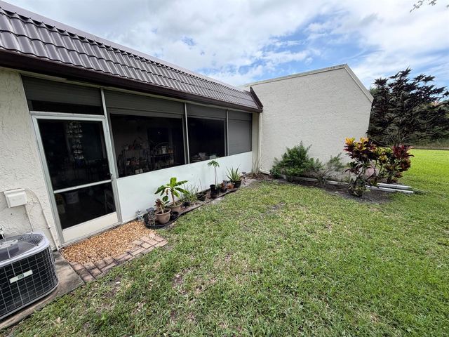 212 Lake Susan Lane, West Palm Beach, FL 33411