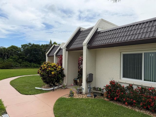 212 Lake Susan Lane, West Palm Beach, FL 33411