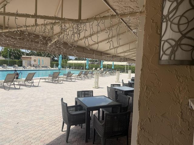 212 Lake Susan Lane, West Palm Beach, FL 33411