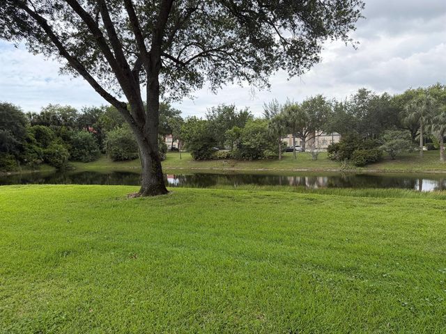 212 Lake Susan Lane, West Palm Beach, FL 33411