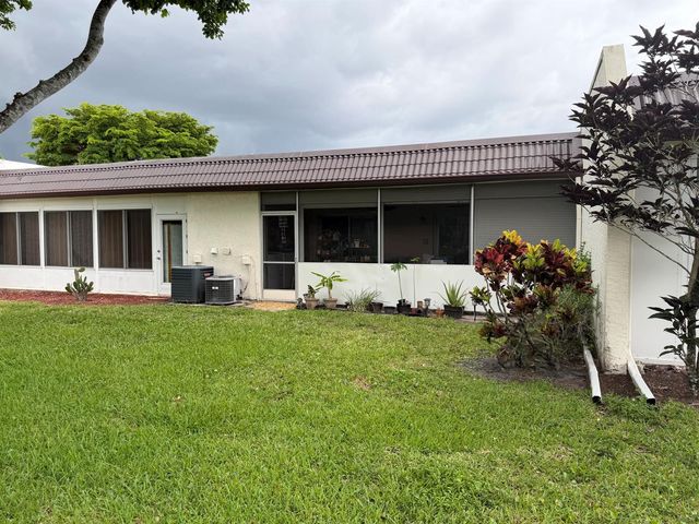 212 Lake Susan Lane, West Palm Beach, FL 33411