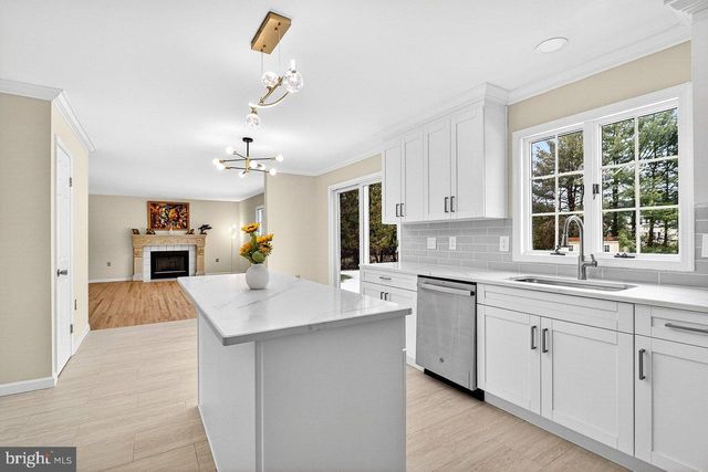 4 BARRINGTON DR, West Windsor, NJ 08550