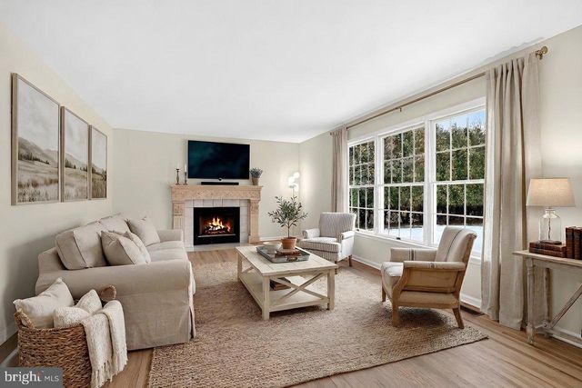 4 BARRINGTON DR, West Windsor, NJ 08550