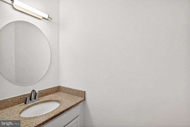 4 BARRINGTON DR, West Windsor, NJ 08550