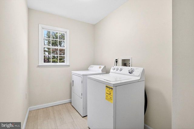 4 BARRINGTON DR, West Windsor, NJ 08550