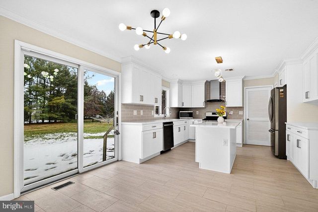 4 BARRINGTON DR, West Windsor, NJ 08550