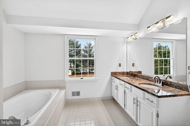 4 BARRINGTON DR, West Windsor, NJ 08550