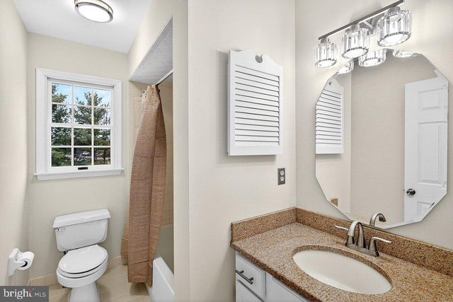 4 BARRINGTON DR, West Windsor, NJ 08550